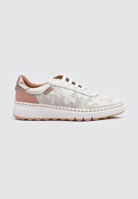 Zapatilla blanca de cuero perforado con acento en el talón de material sintético rosa, punta redonda, diseño con cordones y suela texturizada a contraste.