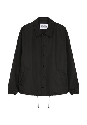 Giacca leggera nera con colletto, bottoni frontali, tasche laterali e cordoncino regolabile all'orlo. Tessuto dalla superficie liscia.