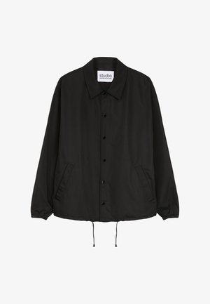 Giacca leggera nera con colletto, bottoni frontali, tasche laterali e cordoncino regolabile all'orlo. Tessuto dalla superficie liscia.