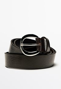 Brun läderbälte med en cirkulär silverspänne. Bältet har en slät yta och är rullat, vilket visar dess bredd och designdetaljer.