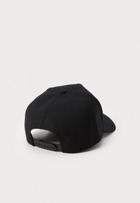 Schwarzere Baseballmütze mit flachem Schirm, Stofftextur, verstellbarem Riemen hinten und einem Knopf oben. Keine sichtbaren Logos oder Muster.
