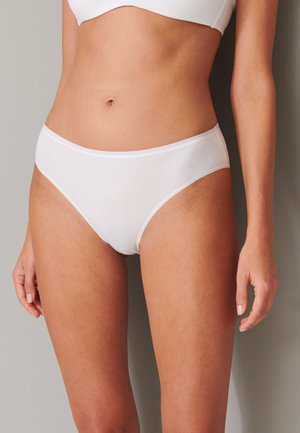 Weiße Baumwoll-Hipster-Unterhosen mit glatter Textur, niedrigem Schnitt und dünnem elastischem Bund. Minimale Nähte und keine Muster.