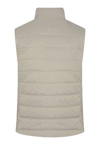 Beige ermeløs vest med høy krage, quiltet tekstur, horisontale sømmer og subtil reflektiv merkevare på baksiden.