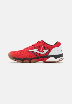Zapatillas deportivas rojas con una parte superior texturizada, detalles en negro y blanco, suela de goma y un patrón distintivo en la puntera y los lados.