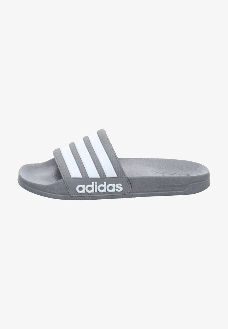 Grå sandle med tre hvide striber hen over toppen, med et præget logo og en polstret sål, der er mærket "cloudfoam."