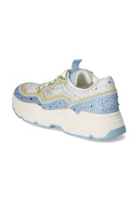 Weißer Sneaker mit einer dicken Sohle, verziert mit mehrfarbigen Strasssteinen, einem strukturierten Mesh-Obermaterial und einem hellblauen Akzent an der Ferse.