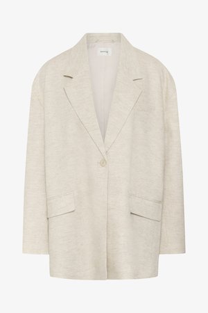 Μπεζ σακάκι με ένα κουμπί, με ρεβέρ με σχισμή, δύο τσέπες με καπάκι και άνετη γραμμή.