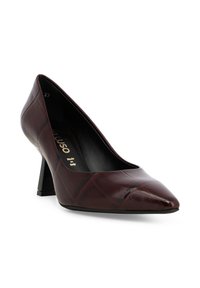 Scarpa con tacco alto in pelle bordeaux con punta appuntita, motivo effetto coccodrillo testurizzato e tacco a blocco di altezza media. Interno foderato, made in Italy.