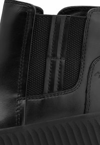Botine negre din piele, cu panouri elastice pe laterale, un superior texturat și o talpă cu caneluri. Cusăturile accentuează detaliile designului.