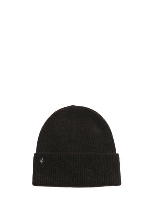 Bonnet en maille noire avec bord replié et petite épingle en forme de clé de sol argentée sur le revers.