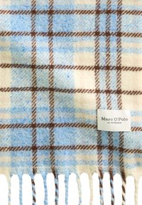 Blauer und cremefarbener karierten Schal aus weichem Stoff, mit braunen Akzenten und fransigen Kanten. Das angenähte Etikett trägt die Aufschrift "Marc O'Polo, gegründet in Stockholm."