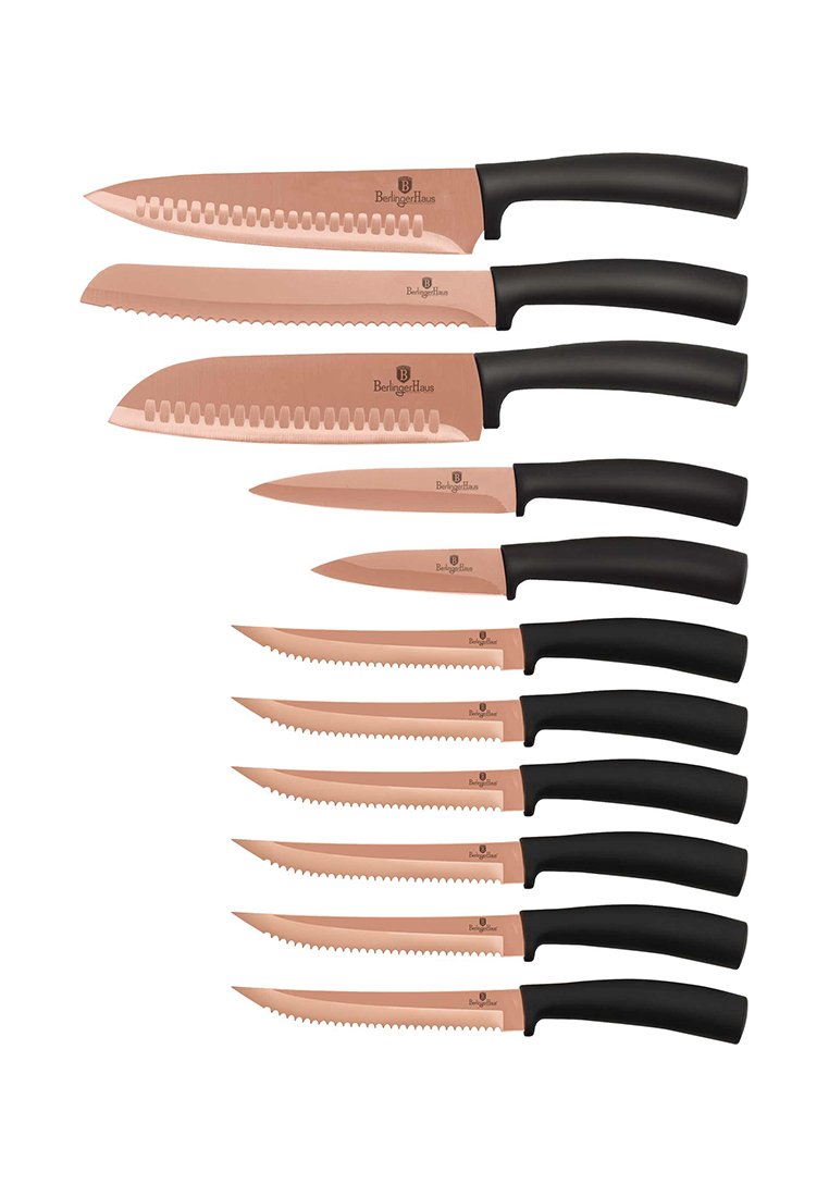 Conjunto de ocho cuchillos de cocina con hojas de color cobre y mangos de plástico negro. Las hojas varían en forma y serrado, etiquetadas con un logo.