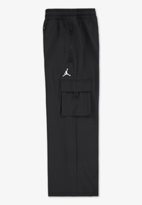 Pantaloni cargo neri con vita elasticizzata, tasca con zip e una tasca cargo frontale con il logo Jordan bianco. Tessuto dalla texture liscia.