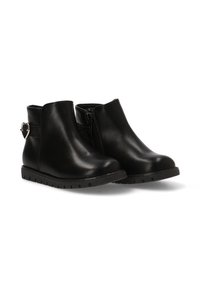 Botas de tobillo de cuero negro con un acabado suave, puntera redondeada, cremallera lateral y un hebilla decorativa plateada en la correa trasera. Suela de goma.