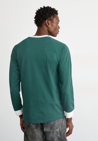 adidas Originals STRIPES - Ilgarankovis viršutinės dalies drabužis - mineral green