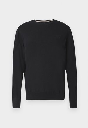 Maglione nero a maniche lunghe con scollo a girocollo, con il logo "BOSS" sottile sul petto, polsini e orlo a coste, mostrato su sfondo bianco.