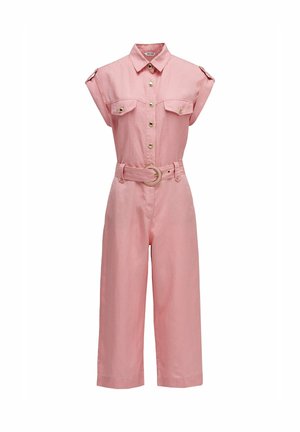 Mono rosa sin mangas con cierre de botones delanteros, bolsillos en el pecho, piernas anchas y cinturón a juego con hebilla redonda dorada.