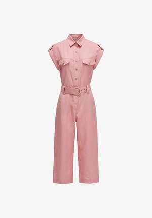 Tuta rosa senza maniche con chiusura frontale a bottoni, tasche sul petto, pantaloni a gamba larga e cintura coordinata con fibbia tonda dorata.