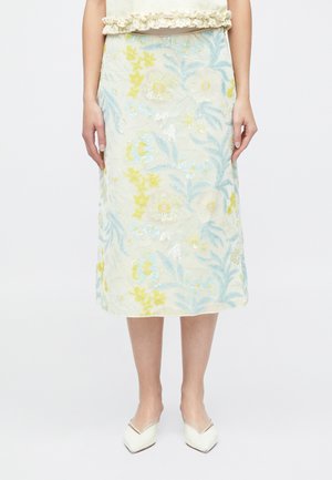 Midi sukňa s kvetinovou výšivkou v svetlomodrých, žltých a bielych odtieňoch. Má priliehavý pás a rovný, mierne zvonovitý strih.
