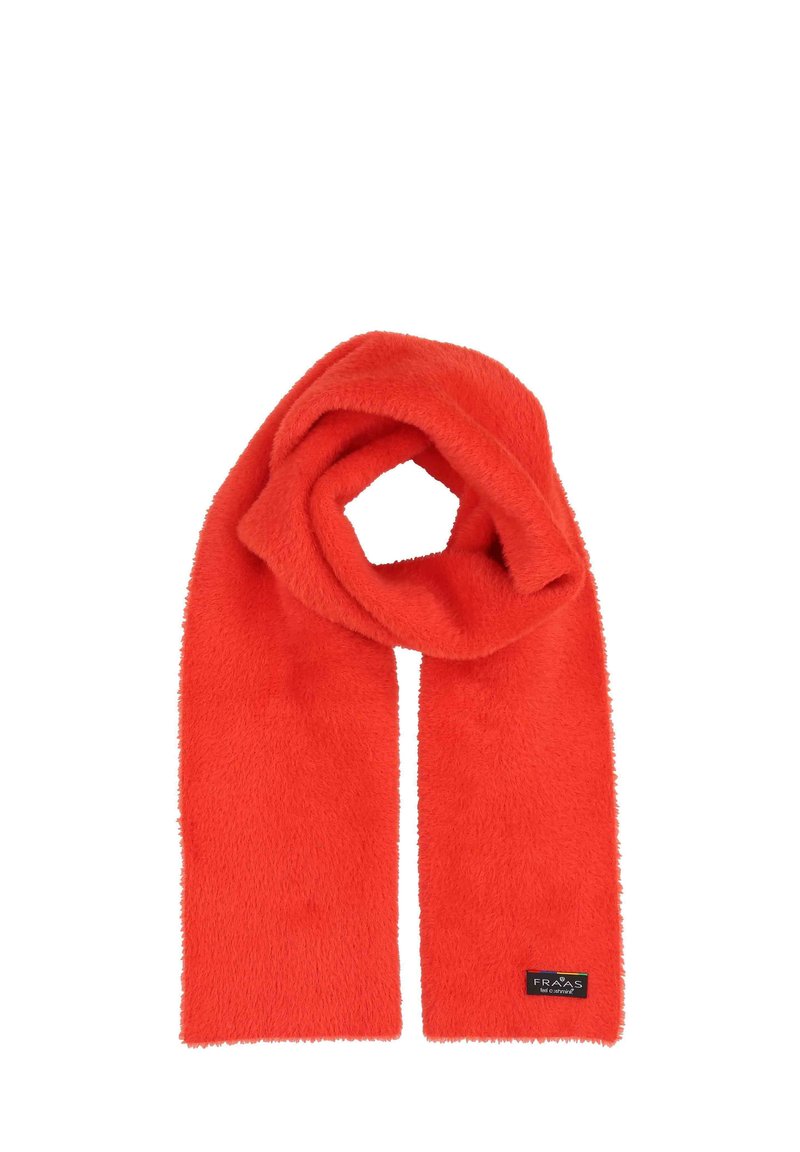 Écharpe rouge en matériau doux et duveteux. Elle présente un design simple et une étiquette cousue avec le nom de la marque.