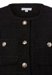 Czarna teksturowana kurtka z okrągłym dekoltem, ozdobnymi srebrnymi guzikami i dwoma przednimi kieszeniami, rozmiar 36 od Marie Lund Copenhagen.