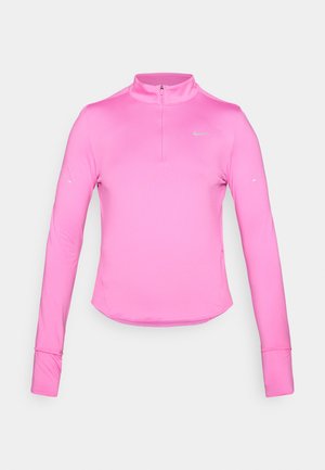 Långärmad rosa träningströja med halv dragkedja, tight passform, rund fåll och reflekterande Nike-logotyp på övre vänstra sidan. Mjuk, stretchig tyg.