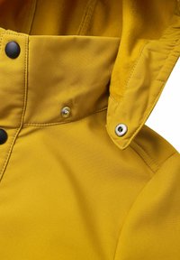 Keltainen sadeviitta, jossa on sileä pinta, hopea- ja mustat nepparit sekä pehmeä sisus hupussa.