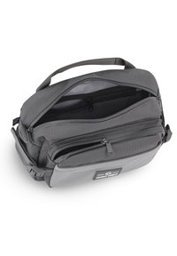 Borsa a tracolla grigia con più scomparti con zip, tessuto testurizzato, manico robusto e patch logo sul davanti.