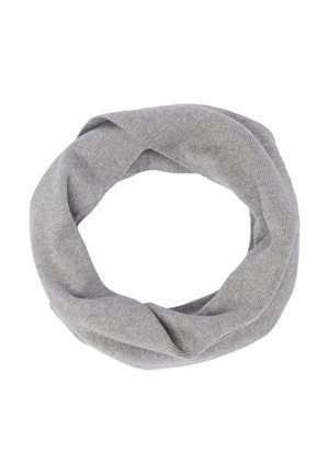 Écharpe infinity tricotée gris clair enroulée en forme circulaire sur fond blanc.