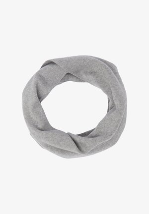 Hellgrauer gestrickter Infinity-Schal, zu einer kreisförmigen Form gedreht, auf weißem Hintergrund.