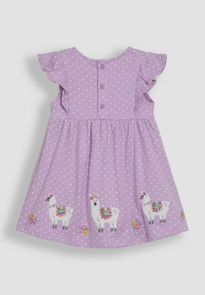 Rochie lilac cu puncte albe, cu mâneci tip capac, cu închidere cu nasture la spate, prezentând căprioare brodate și accente florale colorate de-a lungul tivului.