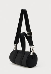 Μαύρη κυλινδρική τσάντα από λείο ύφασμα, με δύο κοντά χερούλια, μακρύ ρυθμιζόμενο λουρί, ασημένια μεταλλικά στοιχεία και επάνω φερμουάρ.