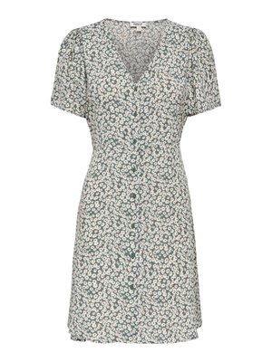Vestido de manga corta, escote en V, con botones en el frente, fondo verde con estampado de pequeñas margaritas blancas, cintura ajustada y largo hasta la rodilla.