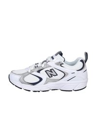 Zapatilla deportiva blanca con parte superior de malla, detalles grises y un logo azul. Presenta una suela acolchada y tracción de goma negra.