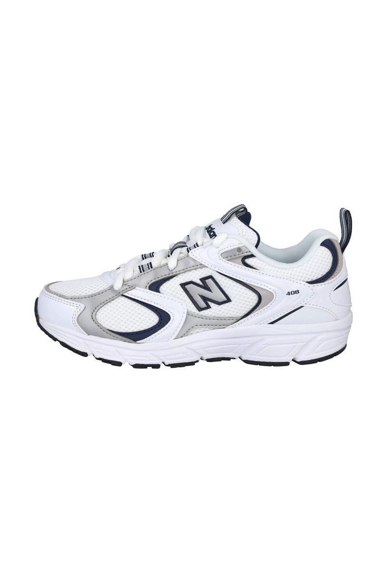 Zapatilla deportiva blanca con parte superior de malla, detalles grises y un logo azul. Presenta una suela acolchada y tracción de goma negra.