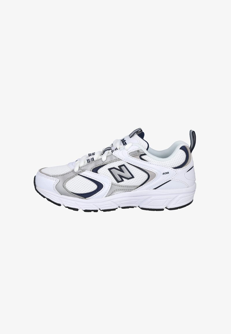Zapatilla deportiva blanca con parte superior de malla, detalles grises y un logo azul. Presenta una suela acolchada y tracción de goma negra.