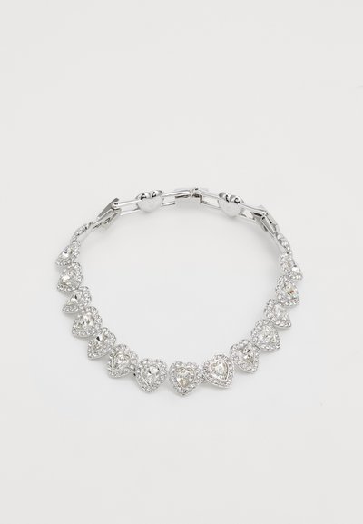 Bracelet en argent avec des maillons en forme de cœur ornés de pierres claires scintillantes, créant un motif uniforme. Fini lisse et fermoir sécurisant.
