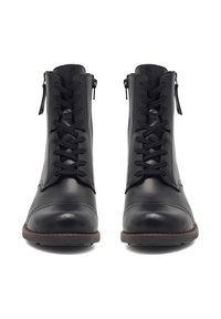 Černé kožené kotníkové boty s kulatou špičkou, ozdobené šněrováním a bočními zipy. S červeným prošíváním na podrážce. Hladký povrch.