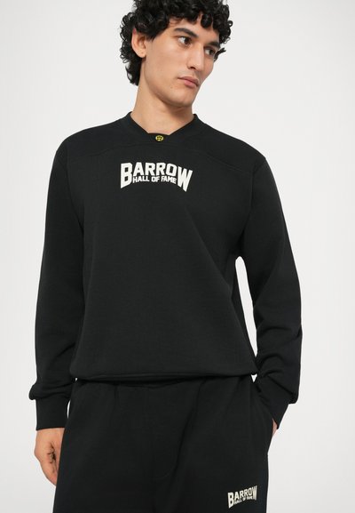 Sudadera negra con cuello redondo canalé, con la inscripción "BARROW HALL OF FAME" en letras blancas. Puños canalé y textura de tela suave.