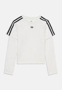 Balta ilgomis rankovėmis sluoksniuota maikutė su juodomis Adidas juostelėmis ant pečių ir juodu Adidas trefoil logotipu krūtinės centre.