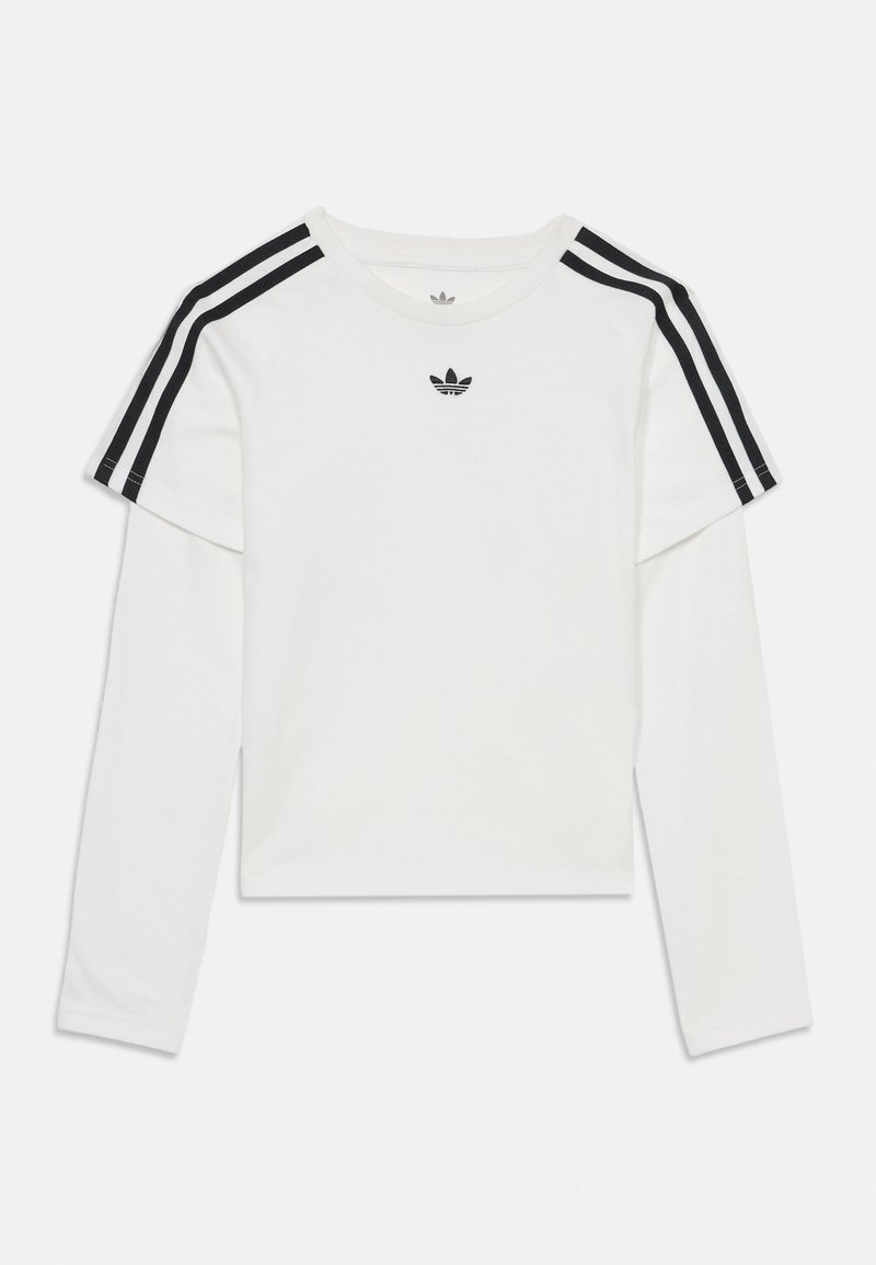 Balta ilgomis rankovėmis sluoksniuota maikutė su juodomis Adidas juostelėmis ant pečių ir juodu Adidas trefoil logotipu krūtinės centre.