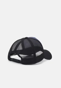 Must mustamüts, millel on võrkturunduse disain, kõver visor ja reguleeritav snapback. Tagaküljel on ühtlane osa ja ees sinine rõhk.