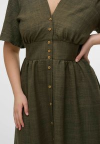 Vero Moda Curve VMCMELANEY MIDI - Marškininė suknelė - kambaba