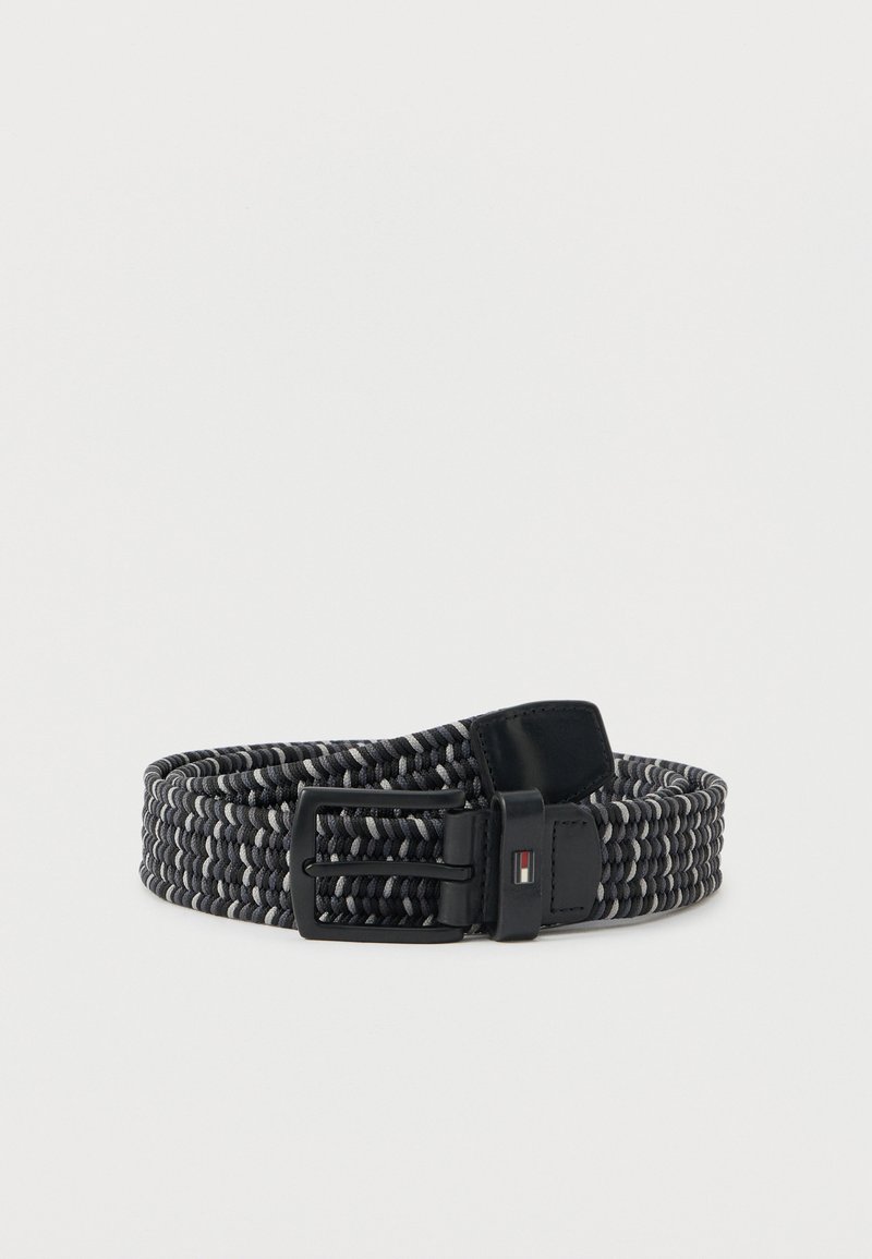 Ίσια ζώνη από πλεγμένο ύφασμα σε μαύρο και γκρι χρώμα με μαύρη ορθογώνια θηλιά και δερμάτινες λεπτομέρειες, τυλιγμένη σε λευκό φόντο.