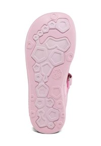 Suola di scarpa in gomma rosa con un motivo esagonale testurizzato e sezioni rialzate. Numero "28" in rilievo vicino al tallone.