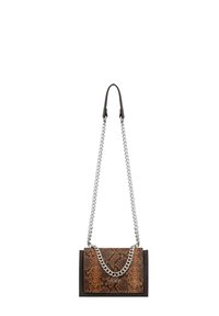 Sac bandoulière imprimé Python avec un schéma de couleurs brun et noir. Présente une bandoulière en chaîne argentée et un design rectangulaire structuré.