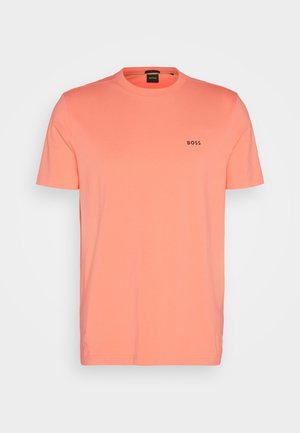 T-shirt s krátkym rukávom v jasnej koralovej farbe, vyrobený z jemnej bavlny. Má okrúhly výstrih a malé čierne logo "BOSS" na hrudi.