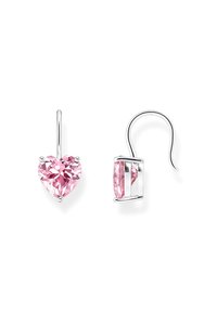 Orecchini a forma di cuore con pietre di cristallo rosa e ganci in metallo argentato. Ogni pietra è a quatro punte e sfaccettata per brillare.
