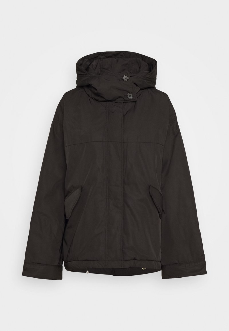 Czarna pikowana kurtka z kapturem, zapinana na suwak z przodu, z dwoma bocznymi kieszeniami i ozdobnymi guzikami. Gładka faktura, casualowy design.