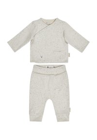 Helles graues Baumwoll-Babyoutfit mit langärmeliger Wickeloberteile, das ein Bären-Taschenmotiv aufweist, und passenden, tapered Hosen mit Bündchen.